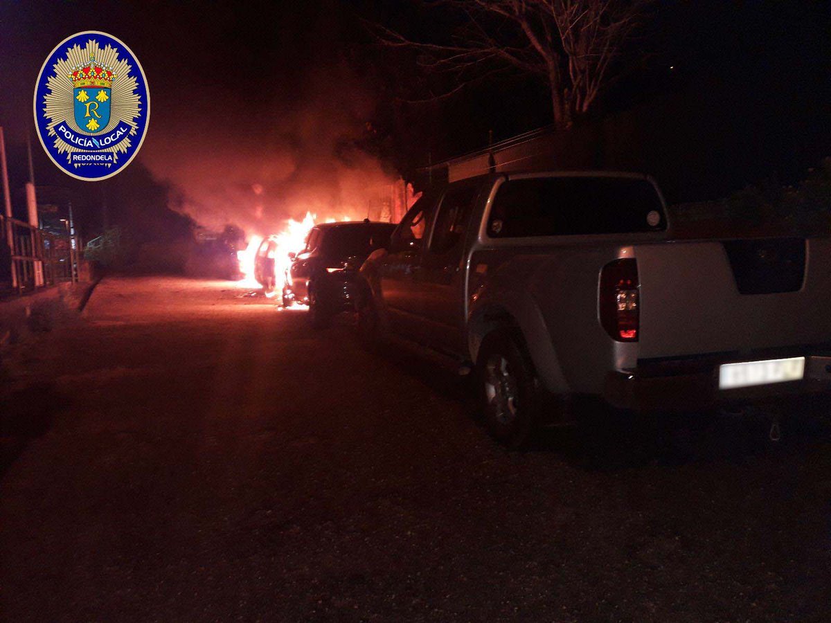 ComarcasRD's tweet photo. A Policía Local de Redondela investiga o incendio de tres vehículos na mañanaciña de hoxe nas inmediacións do apeadeiro da Picota @PLRedondela #Redondela https://t.co/3VktgeZih9 https://t.co/sCJT968kK8