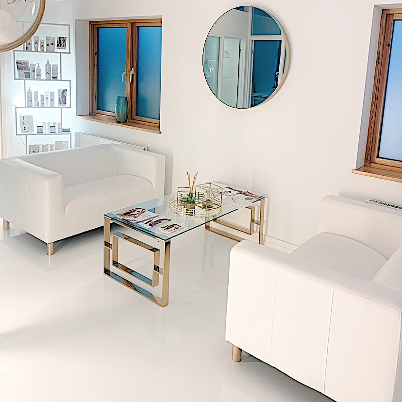 Contourcardiff's tweet photo. WHITE &amp; GOLD 🌟✨ https://t.co/SzaoNm6sYr