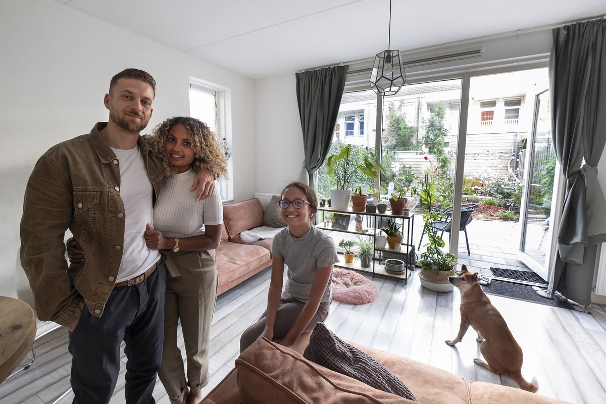 Stadmaken010's tweet photo. Drie jaar geleden betrok Chris Stijlen met zijn vrouw en hun twee kinderen van 13 en 9 jaar een gloednieuwe huurwoning aan de Putsebocht.
Chris: 'Nu hebben we onze 𝓮𝓲𝓰𝓮𝓷 𝓰𝓻𝓸𝓮𝓷𝓮 𝓳𝓾𝓷𝓰𝓵𝓮!’ 🍃Lees zijn verhaal op: https://t.co/qLnIE9DI4n
#wonenopzuid https://t.co/OoNuDLgssI