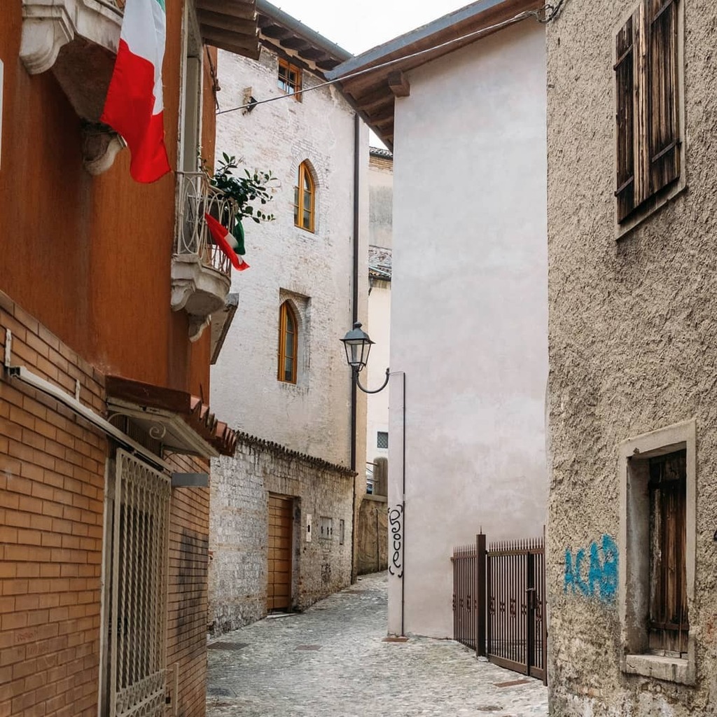 Un'ACAB e qualche bandiera dell'Italia
.
.#travelphotography #travelling #travelblogger #travelblog #architecturephoto #architecturelovers #classicmagazine #travelphoto #travelpics #travelbug #italy #travelstoke #italian_trips #vscoitaly #archidaily #por… https://t.co/i4ZY1hOgEO https://t.co/oRceYBobpj