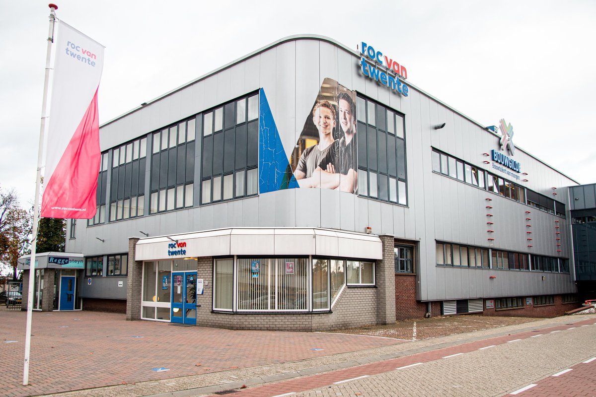 2JoursBV's tweet photo. Gisteren gaf @Etienne_Journee een opstartles aan het bouwtalent van de toekomst op het ROC van Twente. Hij liet zien hoe ze onze software kunnen gebruiken. Nu mogen ze er zelf mooie projecten mee gaan calculeren. @rocvantwente #bouwtalent #studenten https://t.co/np6e5XVAXw