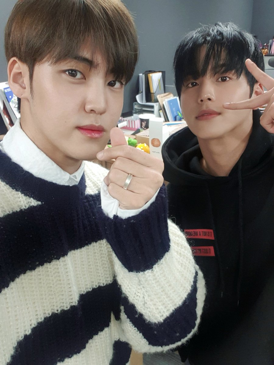 official_bofyou's tweet photo. 🔔[VLIVE]
잠시 후 7시 10분부터 뵤뷰와 함께 추억 속으로!! 브이앱에서 만나요~

#비오브유 #B_O_Y #BOfYou #김국헌 #KOOKHEON #송유빈 #YUVIN https://t.co/vn0njVxTMN
