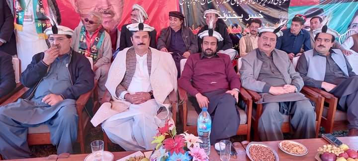 Shahidk55985717's tweet photo. چترال ۔پاکستان پیپلزپارٹی خیبر پختونخواہ کے صوبائی صدر  انجنیئر محمد ہمایون خان اور جنرل سکٹری فیصل کریم کنڈی سمیع خان ،ہدایت خان چترال  میں ورکرز کنونشن میں سٹج پر موجود ہیں.
@BBhuttoZardari @MHamayunKhan @fkkundi @SamiKhanKp @MediaCellPPP https://t.co/1PBNSMhK9E