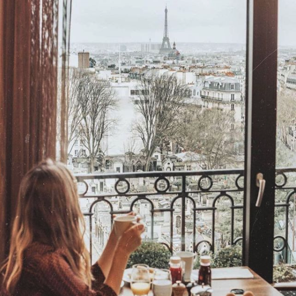 Unisoapfrance's tweet photo. L'établissement Terrass Hôtel propose un dîner et une nuit pour un montant de 135€ : comme le montant de l’amende couvre-feu. Vous pouvez dîner jusqu’à 23h dans le restaurant éphémère situé sur leur rooftop, et ensuite passer la nuit à l’hôtel. 🏩  
📸 : margotannacolette https://t.co/VzgSRtB7Cu