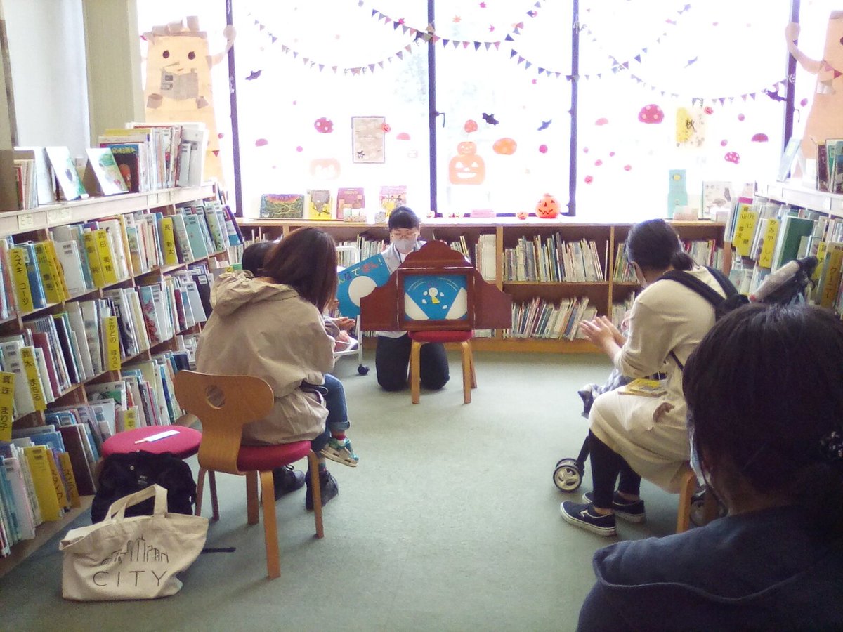 Uzivatel 八千代市立勝田台図書館 Na Twitteru 本日のおはなし会 本日はモーニングおはなし会で した 読んだのは 絵本 おしくら まんじゅう どんぐりずもう 紙芝居 みんなでぽん です きてくれたみなさん ありがとうございました 次のおはなし会は