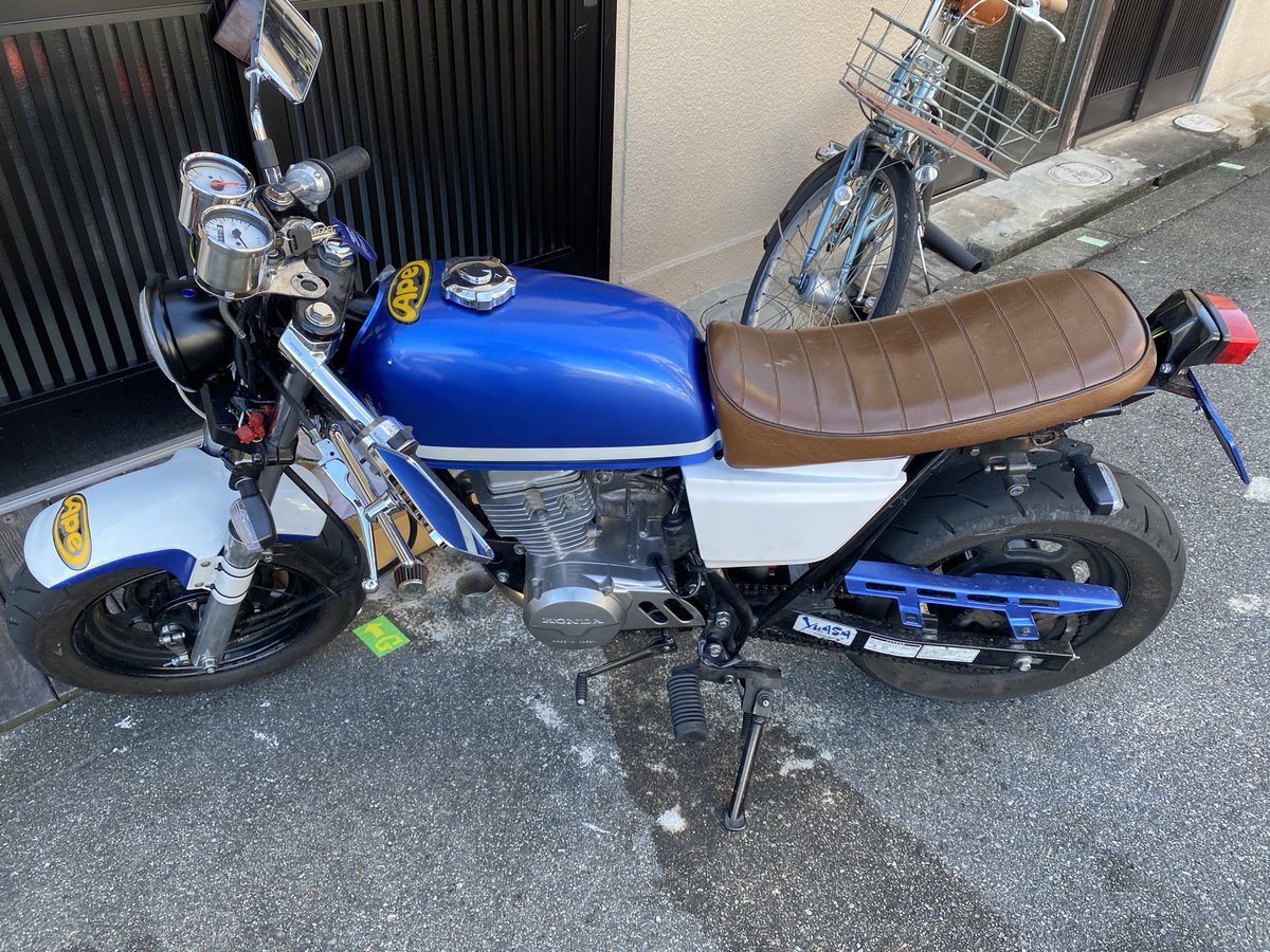 Ape88cc's tweet photo. エイプ50FX仕様のサイドカバー
到着したから仮付け
ふむふむ…😑
早くテール買わないとちょっとダサい。
あとタンクとかも当てて剥がれてるから塗り直さないとなー😅
次はどんな色にしよう😏 https://t.co/R7aOGZrE02