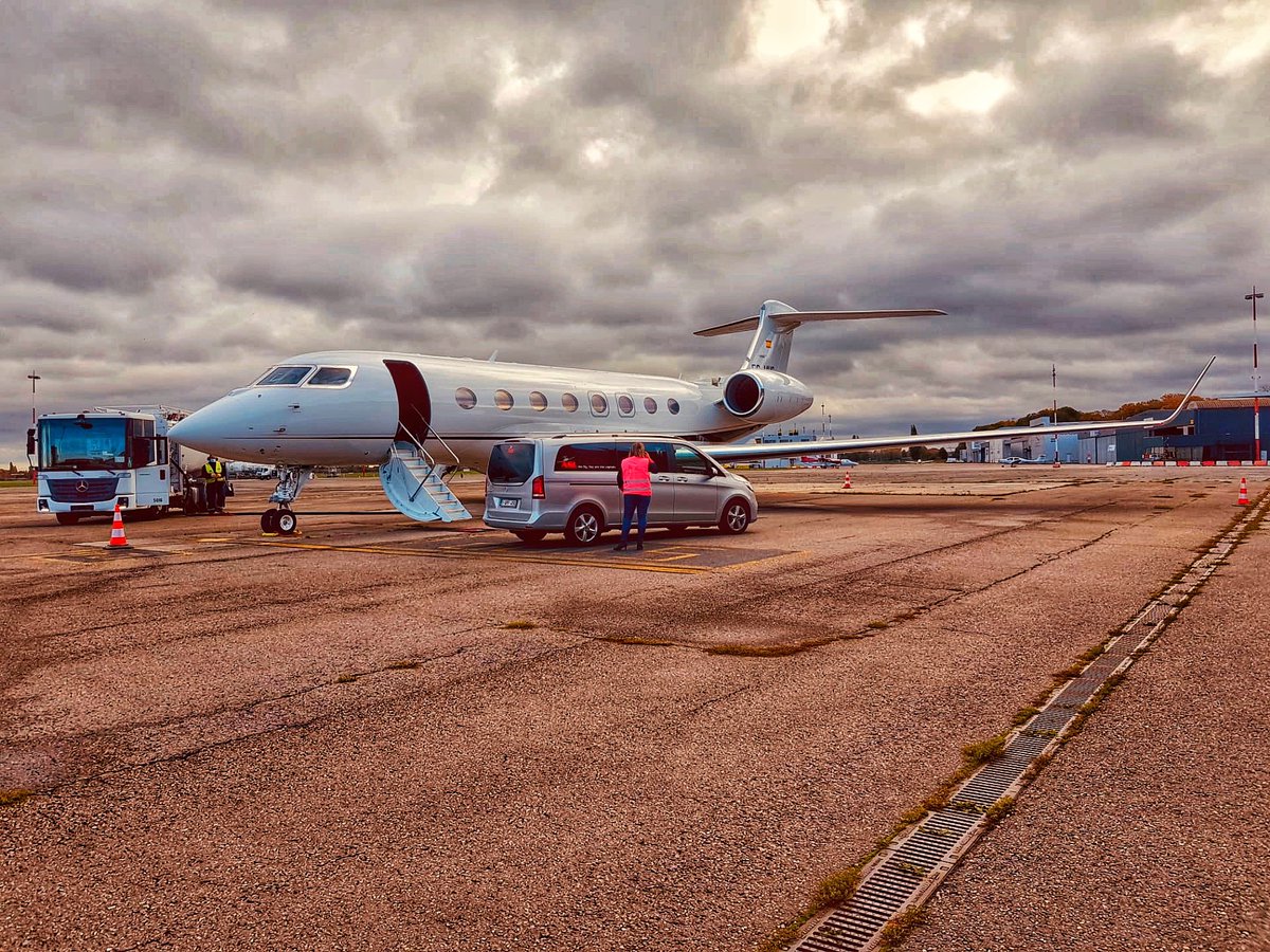 ASLGroup's tweet photo. This morning, our amazing #FBO Team welcomed this gorgeous @GulfstreamAero #G650 at @AntwerpAirport with our signature smile and friendliness
#businessaviation #corporateaviation #jethandling #businessjet #fixedbaseoperator #groundsupport #vipservice #groundhandling #viphandling https://t.co/qNMYEF1AJo