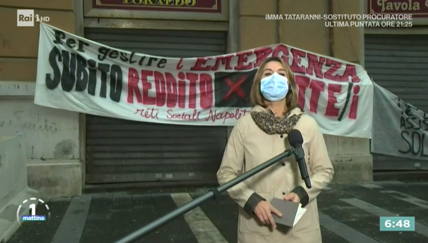 Unomattina (@unomattina) on Twitter photo Ecco lo striscione che resta dopo il quarto giorno di manifestazioni a Napoli: "Per gestire l'emergenza subito reddito per tutti". Erano un migliaio ieri a Piazza Plebiscito. Da Napoli <a href="/carlottaricci/">Carlotta Ricci</a> #27ottobre #Covid_19 Ecco lo striscione che resta dopo il quarto giorno di manifestazioni a Napoli: "Per gestire l'emergenza subito reddito per tutti". Erano un migliaio ieri a Piazza Plebiscito. Da Napoli <a href="/carlottaricci/">Carlotta Ricci</a> #27ottobre #Covid_19