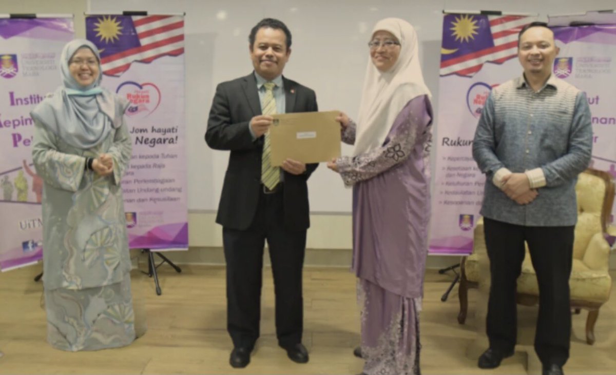 smfim_official's tweet photo. 𝗧𝗶𝗺𝗯𝗮𝗹𝗮𝗻 𝗗𝗲𝗸𝗮𝗻 𝗛𝗮𝗹 𝗘𝗵𝘄𝗮𝗹 𝗣𝗲𝗹𝗮𝗷𝗮𝗿 Fakulti Pengurusan Maklumat, Dr Ezza Rafedziawati binti Kamal Rafedzi terlibat dalam program Mantap Kefahaman Rukun Negara
Layari https://t.co/tWtB6TU0ZF untuk maklumat lanjut
#SMFPM
#UiTMDiHatiku
#UiTMPuncakPerdana https://t.co/J9rSoTyfib