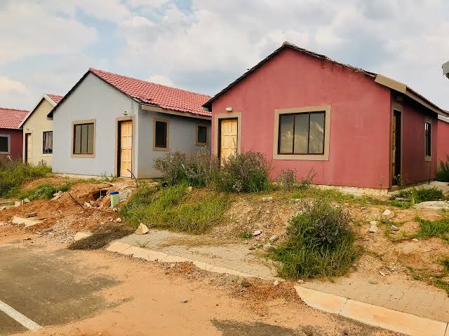 Mgpro_sa's tweet photo. Let's Converse and Retweet 😊

What don't you like about the current RDP house designs and their surrounding areas and how can that be improved by Modern Architects?
#TuesdayThoughts
#TuesdayMorning
#architectureinafrica
#PutSouthAfricanFirst https://t.co/1NVuGm9oWR