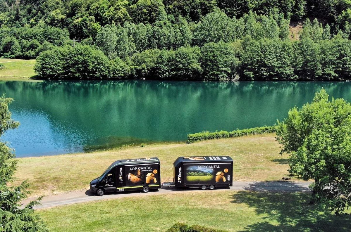 FromagesAOPAuv's tweet photo. 🚛 Le saviez-vous ? Le fromage AOP #Cantal s’est doté d’un superbe camion événementiel ! Dégustations, animations avec des chefs... Découvrez-le en images sur le tout nouveau site internet : https://t.co/EuKrKy95Qy 

#jaimelecantal #auvergne https://t.co/dMVKAAwOVP