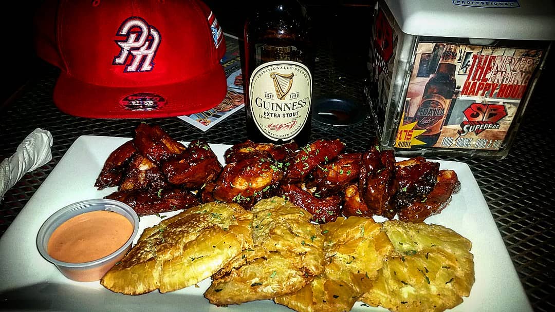 djpredatorpr's tweet image. Que mucho extraño salir de un party a las 3am y meterme a @elsuperbar y hacer esto!!

Hecharme al cuerpo una cerveza bien fria y rica o un bourbon, Y unas costillas con tostones de pana.
#SuperBar es uno de mis escondites. 

#LechoneandoConPapo 
#PapoTieneLaRespuesta 
#Barhopping