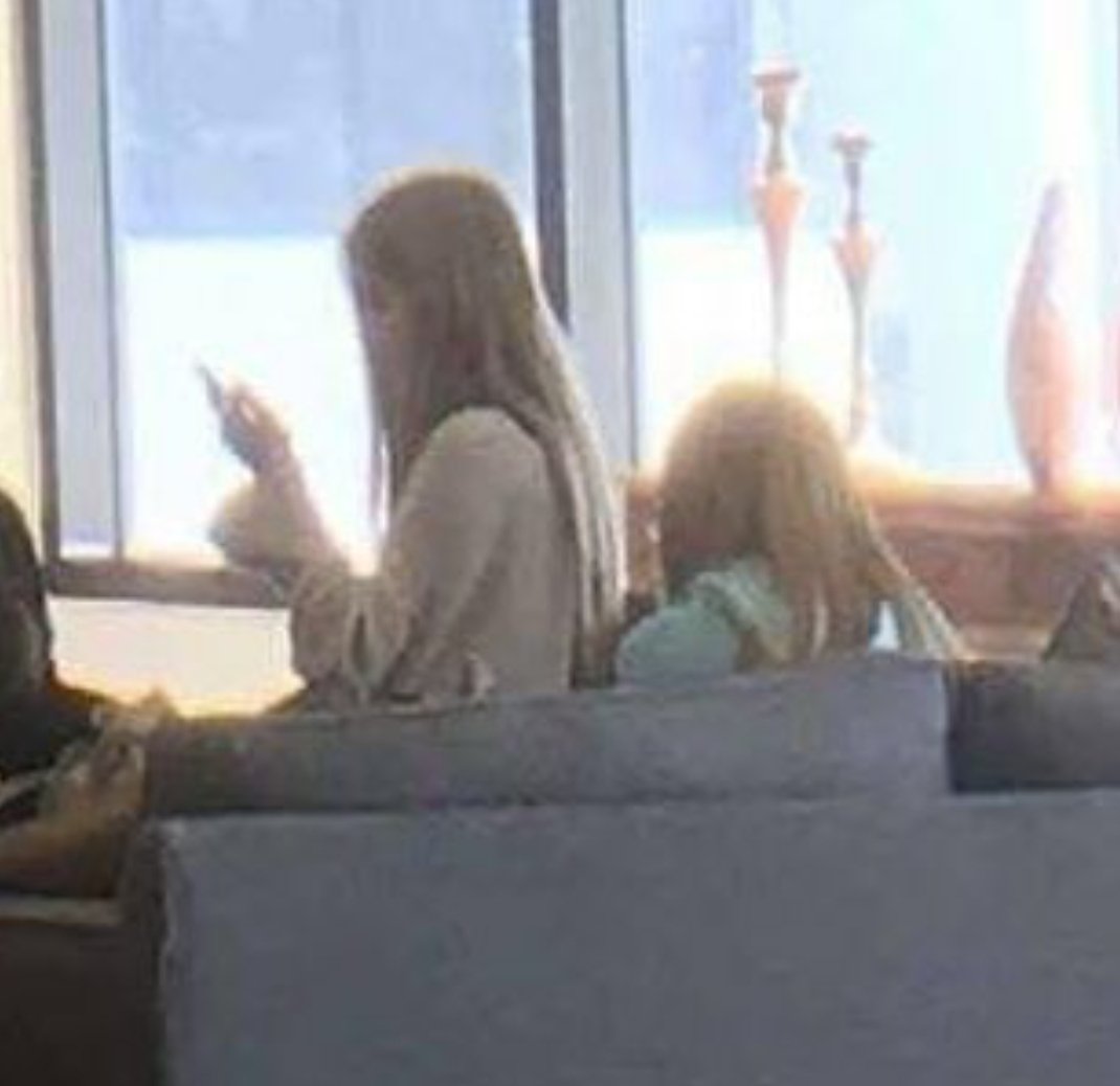 Who does  #Rosé piggyback randomly and unscripted?Who does she randomly dance with?Who does she randomly sits on?And who is the idol who laid on the ground to take photos of Rosé?Yes.. its  #Lisa. #chaelisa