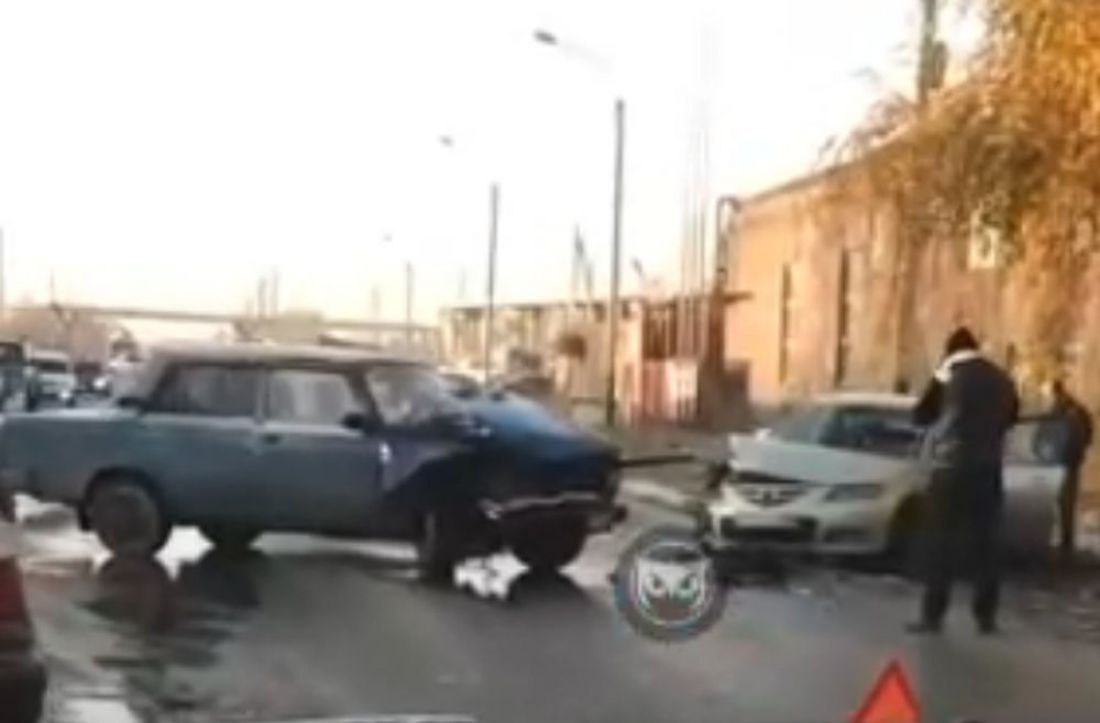 На улице Рябова в Пензе произошла жесткая авария 

penzavzglyad.ru/news/100365/na…