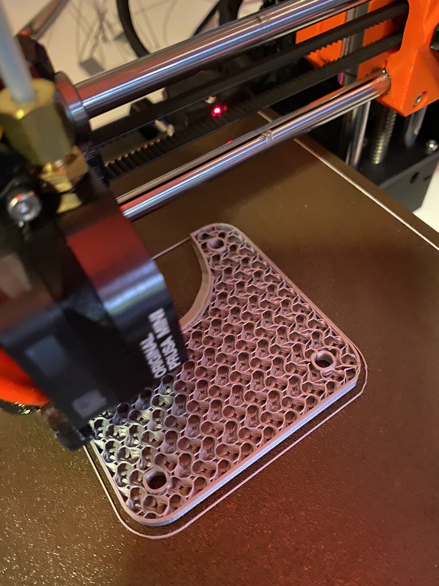 RealHealthier's tweet photo. Worked out the kinks. Been staring at this thing printing for an hour straight now. Here’s the lattice it’s making for stability while minimizing the material used 😺 https://t.co/2WXTzGLHe2