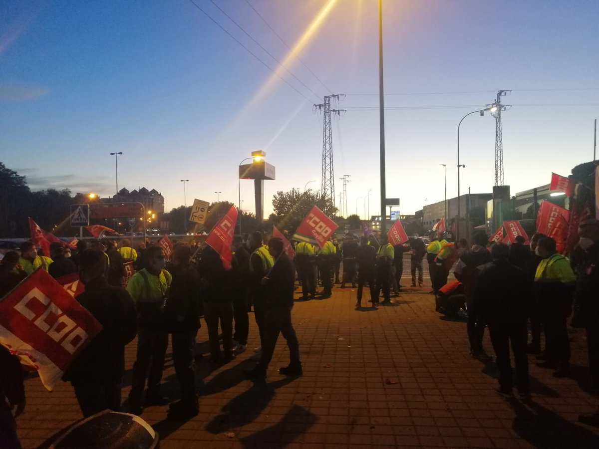 JJacaravaca's tweet photo. Éxito en el primer día de huelga en Persan. ¡En defensa de la igualdad salarial y la Conciliación familiar! https://t.co/2xEqVGKA7J