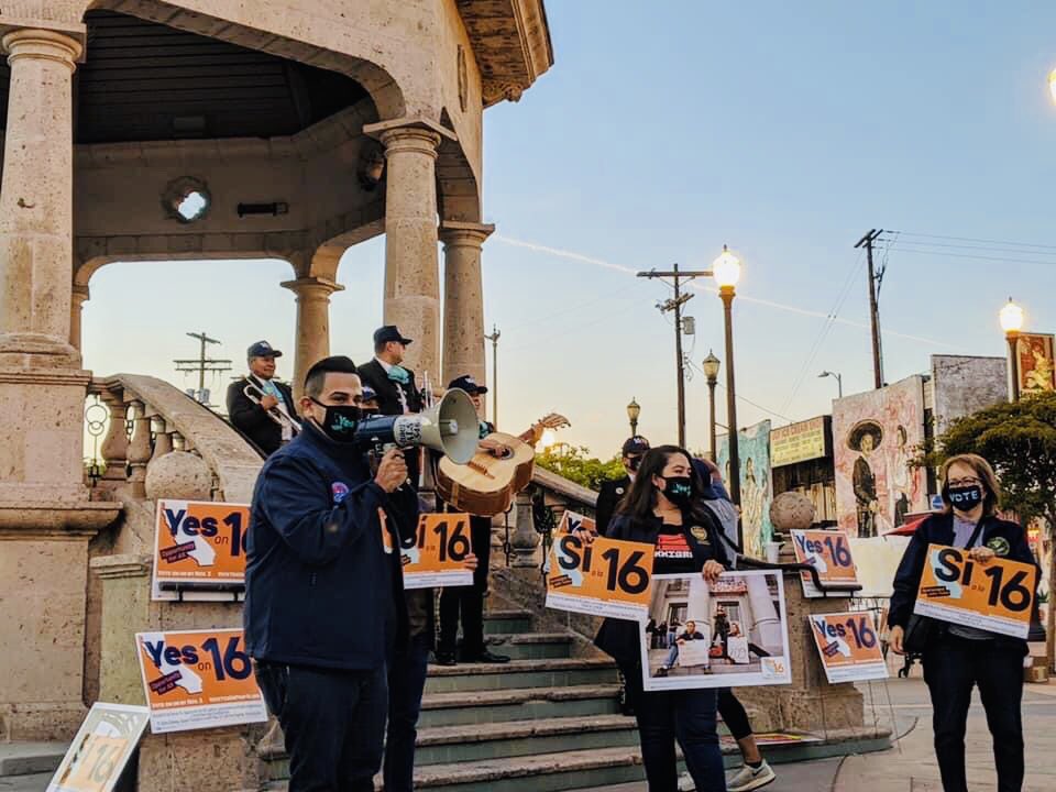 wendycarrillo's tweet photo. En 1996, era estudiante de @RooseveltHSLA cuando se aprobó la Proposición 209 que prohibía la Acción Afirmativa en CA. 24 años después, podemos revocar esa decisión racista bajo el gobernador Pete Wilson. #SiALa16, si a la oportunidad. #VOTE Más: https://t.co/fFhzzo7SPs https://t.co/ORzeiCwcfJ