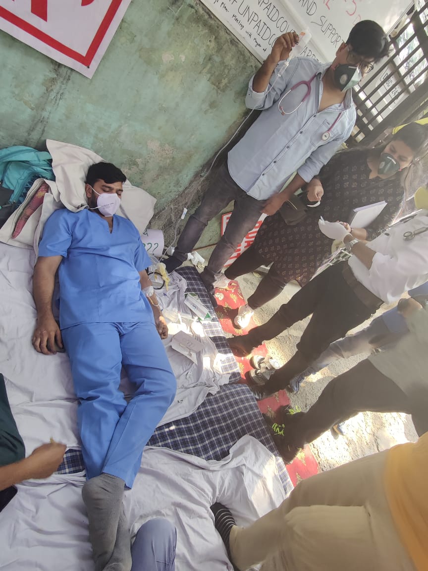 rdahrhndmc2023's tweet photo. Hunger Strike Continuing.
और कितना नीचे गीरोगे प्रशासन? डॉक्टरों को रोड पर ले आए, भूक हड़ताल भी करवा लिया और अब नौबत IV Fluids की आ गई है।
सुन रहे हो हमारी बात या फिर ज़मीर मुर्दा है गया है तुम्हारा?
#unpaidcovidwarriors #unpaidcoronawarriors https://t.co/PBr8t71WPe