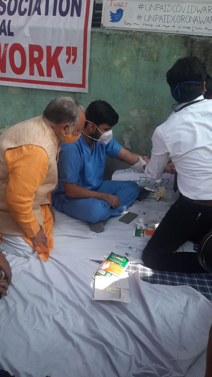 rdahrhndmc2023's tweet photo. Hunger Strike Continuing.
और कितना नीचे गीरोगे प्रशासन? डॉक्टरों को रोड पर ले आए, भूक हड़ताल भी करवा लिया और अब नौबत IV Fluids की आ गई है।
सुन रहे हो हमारी बात या फिर ज़मीर मुर्दा है गया है तुम्हारा?
#unpaidcovidwarriors #unpaidcoronawarriors https://t.co/PBr8t71WPe