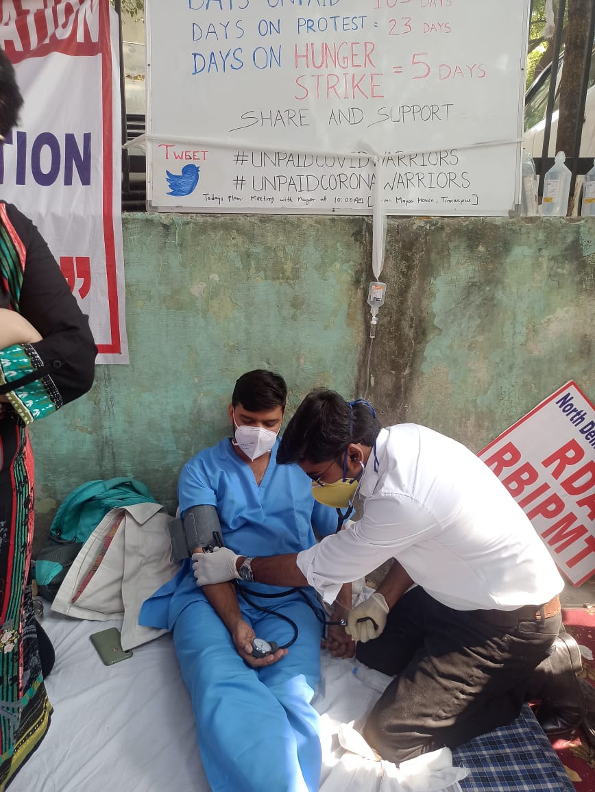 rdahrhndmc2023's tweet photo. Hunger Strike Continuing.
और कितना नीचे गीरोगे प्रशासन? डॉक्टरों को रोड पर ले आए, भूक हड़ताल भी करवा लिया और अब नौबत IV Fluids की आ गई है।
सुन रहे हो हमारी बात या फिर ज़मीर मुर्दा है गया है तुम्हारा?
#unpaidcovidwarriors #unpaidcoronawarriors https://t.co/PBr8t71WPe