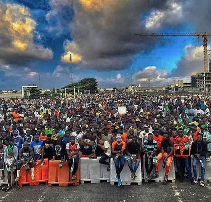 naijamustbeta's tweet photo. How the day started on 20-10-20 

                     VS

                                  How the day ended #blacktuesday 

One week later, we are still asking, who ordered the #LekkiMassacre? https://t.co/By43djcvng