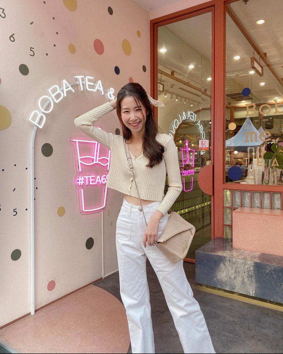 WearWay_'s tweet photo. @mindwind
Sweater : Dressydaisy.brand 250.-
Jeans : Septemberis12 950.-
Bag : Gotcha brand 1,690.-
.
Name : Mind (Kuljira Tancharoenrat)
Occupation : Marketer
Place : Siam square, Bangkok
.
 #Dressydaisybrand #Gotchabrand #Lookbook #Septemberis12 #Wearway https://t.co/opad5Yo1Hr https://t.co/nzEmP1je3M