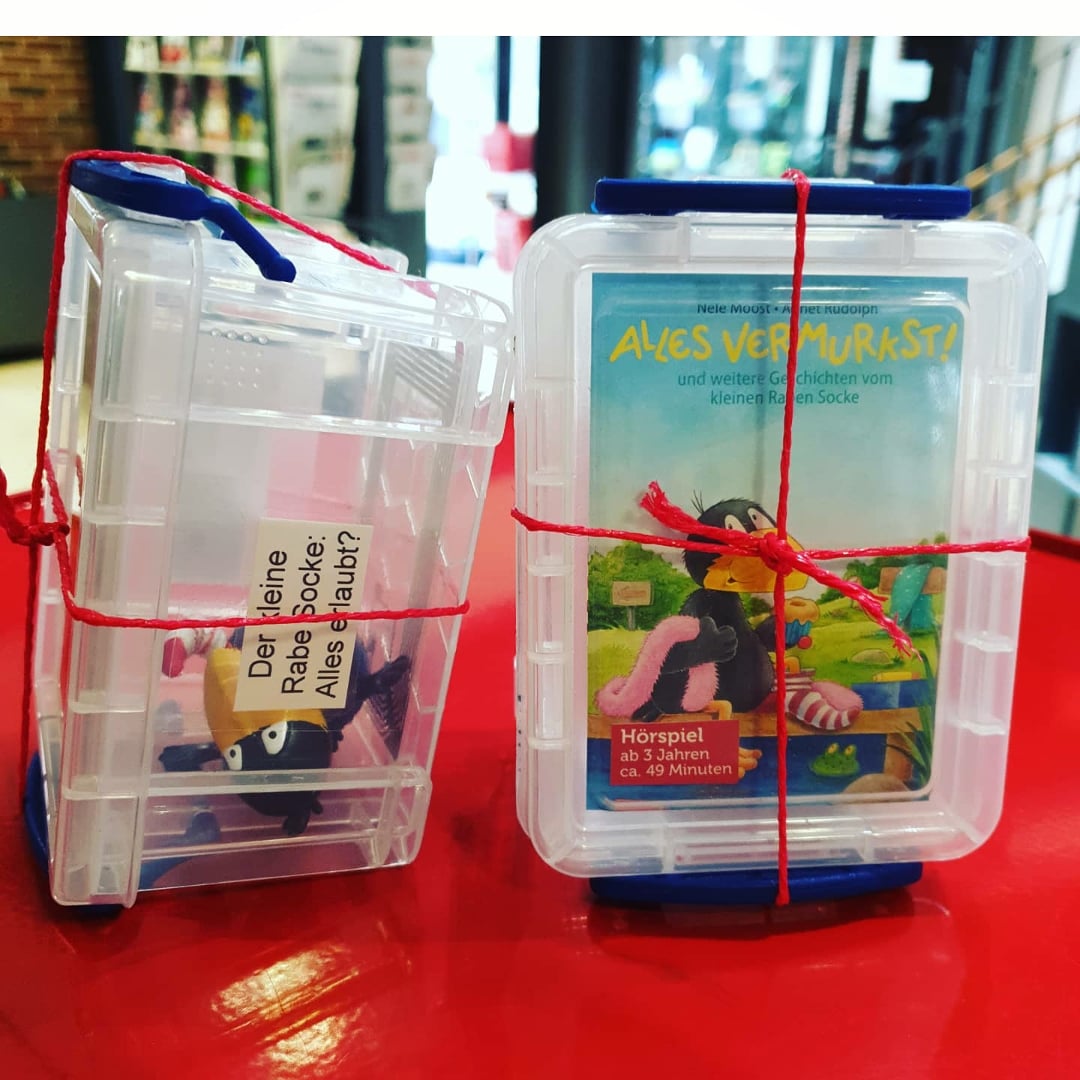 Gut verschnürt erwarten euch nun auch in der #Stadtteilbibliothek #Horst viele schöne #Tonies! Auch eine #Toniebox kann man ausleihen. 🥳🍀
#hörbuch #musik #figuren #abspielen #box #tonie #rabesocke #bibliothek #inderausleihe https://t.co/KeMBemJNt1
