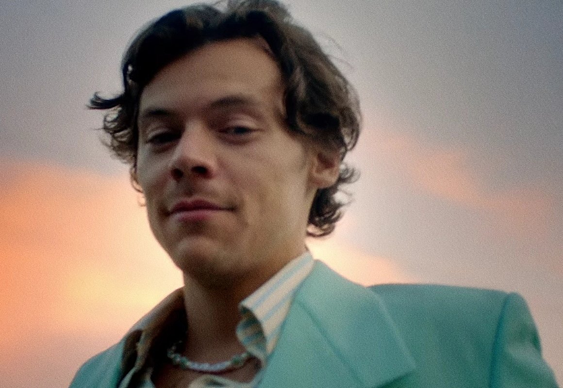 Harry Styles wearing that specific shade of blue suit , a long thread :