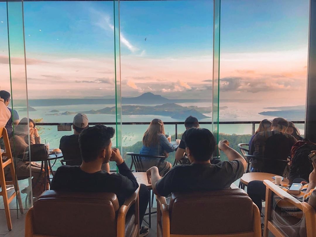 WeAreTagaytay's tweet photo. All we need is coffee and a view. ☕😌

📍 Starbucks Domicillo Design

COFFEE SHOPS IN TAGAYTAY
👉 https://t.co/rv0lVNDOaq

#WeAreTagaytay #Starbucks https://t.co/VPfXtqAOjc