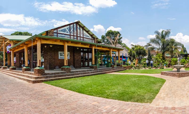 CaastMediaGroup's tweet photo. #SnDMagZim Food Lovers’ Market in Greendale has grown from strength to strength.

@FoodLoversMkt @giftmutotera1
#RorkeConstruction #ArchitextureSpatialDesign #BruceRowlands 

https://t.co/rhI4ZCmMtO https://t.co/2Fccx5NME0