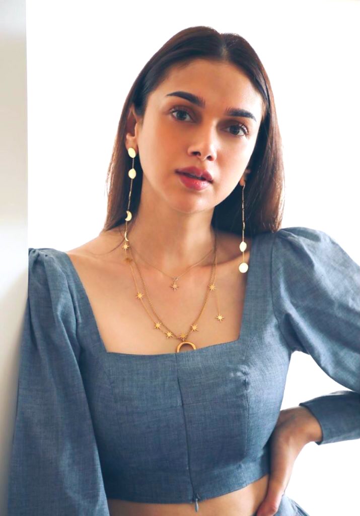 BestofAditi's tweet photo. @aditiraohydari Wearing the moon and stars quite literally 🌙 ⭐️✨ https://t.co/Az38td2oyo