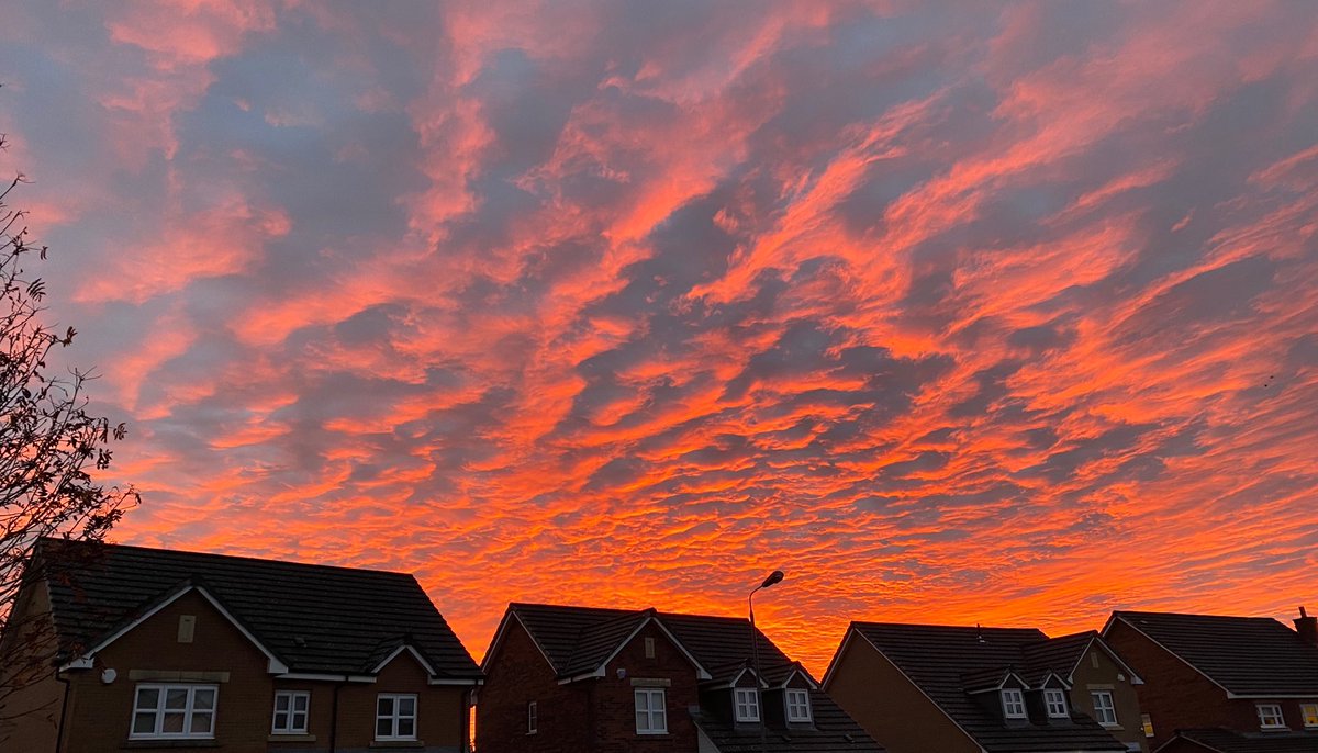 NicolaSturgeon's tweet photo. The morning sky over Glasgow... https://t.co/oiwWbhesfw