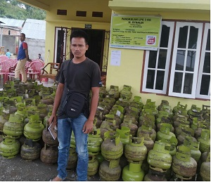 adriyaneka1's tweet photo. New post (Warga Berharap Penyaluran LPG 3 KG Lancar) has been published on Jurnal Sumatra - https://t.co/g1GfwX3jvS https://t.co/titSLKGtYu