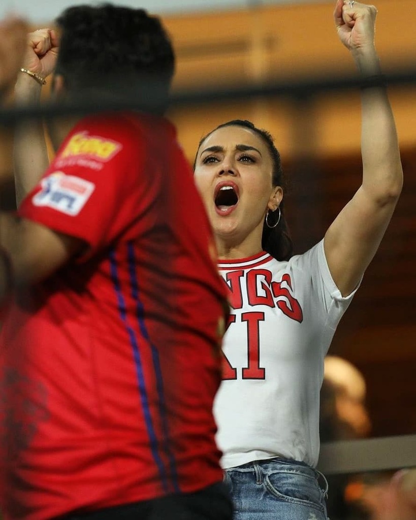 CricUniverse's tweet photo. When you win 5 matches in a row!
🙌
#preityzinta #owner #kxip #kingsxipunjab #5matches #consecutive #kxipvskkr #ipl2020 #cricketuniverse #ipl2018 #ipl #cricketnews #ipl11 https://t.co/Id6FZYyqwn