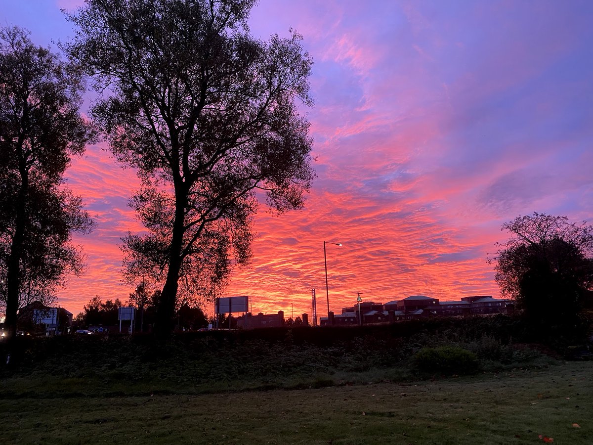 EuropeanCircuit's tweet photo. What an incredible sunrise this morning outside ECL HQ?

#MorningSunrise #Dunbartonshire https://t.co/5jIVq4tu2z