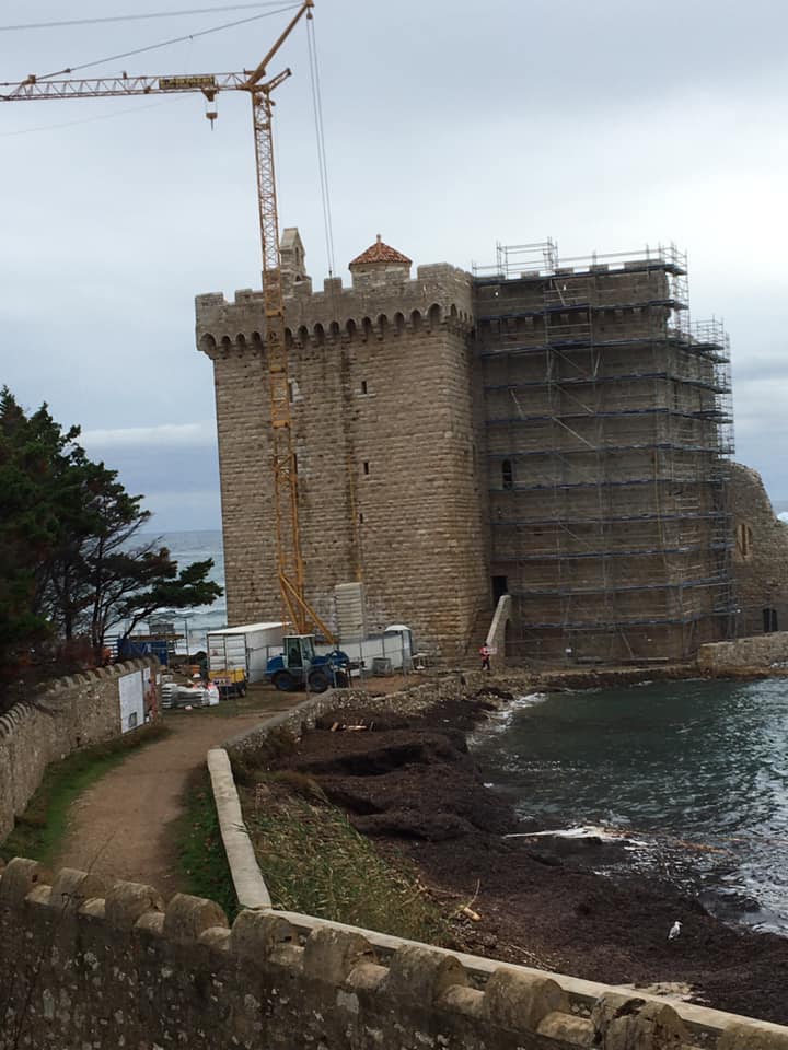 La restauration de la tour-monastère de l'île #SaintHonorat, #Lérins, avec le concours de la @fond_patrimoine des #AlpesMaritimes, progresse bien. Contribuez au financement de ce beau chantier ➡ fondation-patrimoine.org/les-projets/ab…