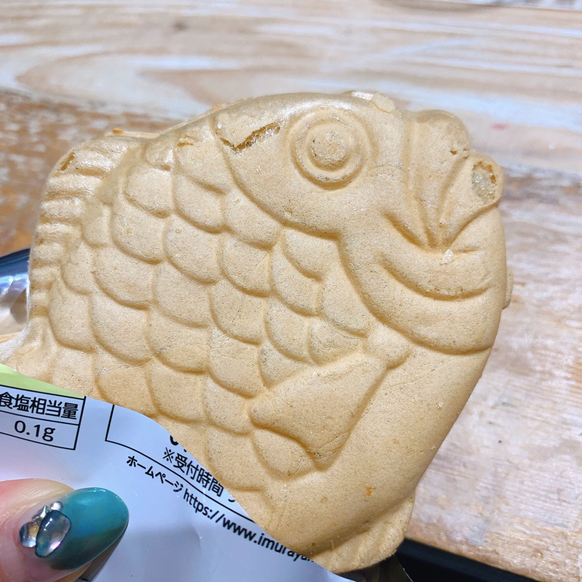 kapibara_clcl's tweet photo. 私が愛してやまない、たい焼きアイス😍😍

先日ファミマで見つけたので、即買いしました(笑)

隣のたべる牧場ミルクには目もくれず‥😂

たっぷりアイスがあんこ、チョコでコーティングされていて、最中生地で包まれております❤️

おすすめです😆❗️

#アイス好きな人と繋がりたい
#たい焼きあいす https://t.co/mLLqaZrWQ8
