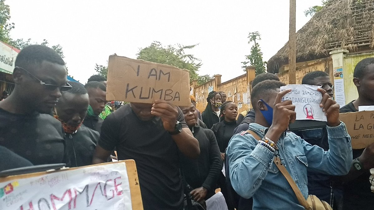 MimiMefoInfo's tweet photo. Youths in Dschang, West region rally to call for an end to the #Anglophone crisis.

"We are worried about what happened in Kumba and we donot want that to repeat itself,we are out here in solidarity with our Anglophone brothers they are not alone," they say

#EndAnglophoneCrisis https://t.co/sEnoVoSWXS