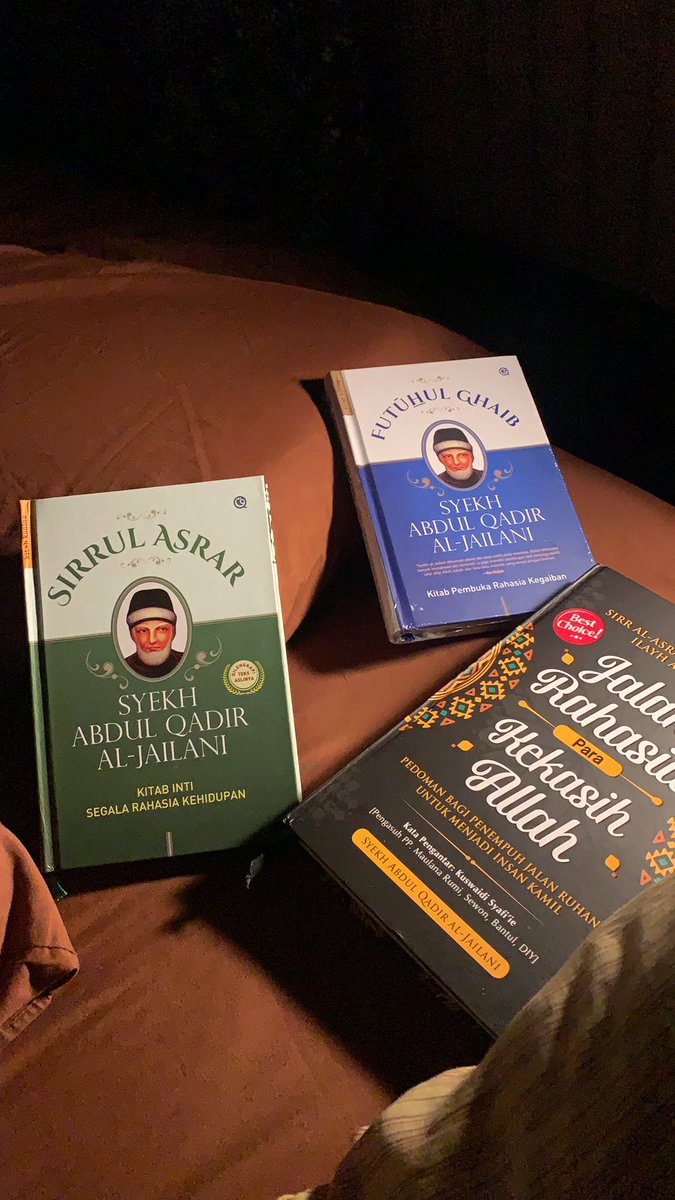 SayyidAutad's tweet photo. Cahaya hakikat Ilahi akan menyinarinya jika kau menghendaki dan mencari-Nya
              -Sayid Husein Alaydrus

KITAB MANAQIB

SultanAulia Gauts Al-A'zam Syeikh Muhyiddin Abdul Qadir Al Jailani Radhiyallahu ‘Anhu

Ahl Al-Shuffah - Sufi https://t.co/5OZbdKYnnx