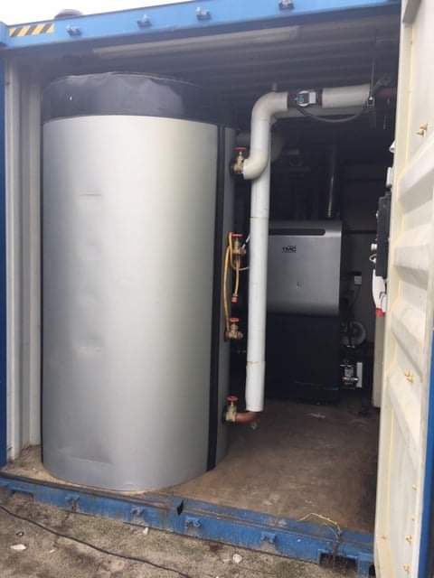 FrolingNL's tweet photo. Mobiele oplossing voor schoon resthout en een 110 kW Fröling biomassaketel. In het voorste deel staat een Fröling TMC van 110 kW en een buffertank van 1500 liter.  Houtverwerkingsbedrijf gaat in de ketel hun eigen schone resthout afval verstoken. https://t.co/pWZAm0JgCY. #Fröling https://t.co/BT8UxOQSyN