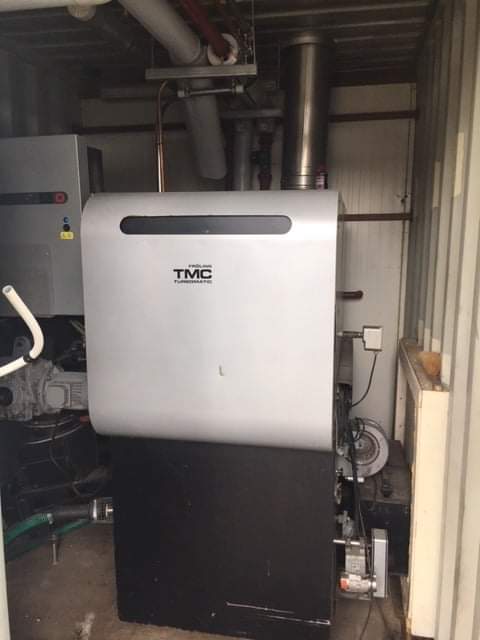 FrolingNL's tweet photo. Mobiele oplossing voor schoon resthout en een 110 kW Fröling biomassaketel. In het voorste deel staat een Fröling TMC van 110 kW en een buffertank van 1500 liter.  Houtverwerkingsbedrijf gaat in de ketel hun eigen schone resthout afval verstoken. https://t.co/pWZAm0JgCY. #Fröling https://t.co/BT8UxOQSyN