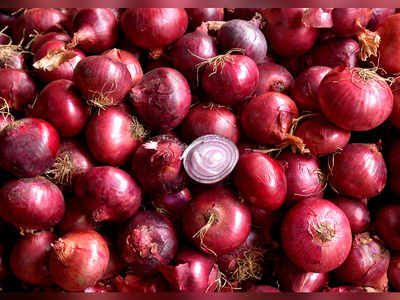 bharat_gazette's tweet photo. Pune Rural police arrested 4 people for stealing 58 bags of onions worth Rs 2.35 lakhs from a farmer on Oct 21. Accused had broken the lock of barracks where onions were kept.
#punerobbery #justiceforfarmers #agriculture. https://t.co/c7LwuGZ8j4