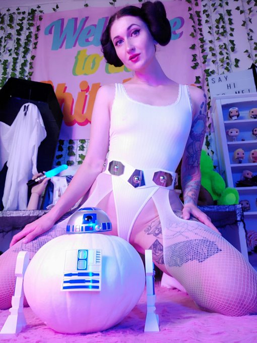 BB-8 in his cute R2 costume 😂 https://t.co/EXPH4KpyQd<a href="/tag/mvsales"class="tags"><span>#mvsales</span></a>