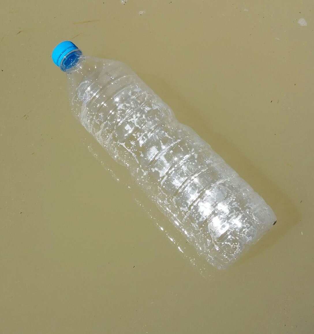 El agua mineral embotellada cuesta 250 veces más que el agua del grifo, no es de mejor calidad, y además genera gran cantidad de residuos plásticos, que aparecen tirados o flotando en el agua por cualquier lugar del Planeta. Hay que potenciar el consumo de agua del grifo.