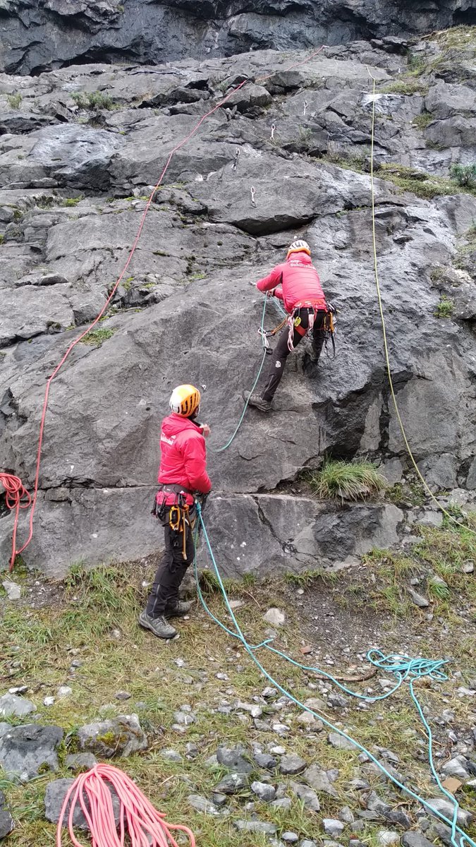 BomberosEuskadi's tweet image. Formación técnicas básicas #escalada 
#bomberos #DFG
