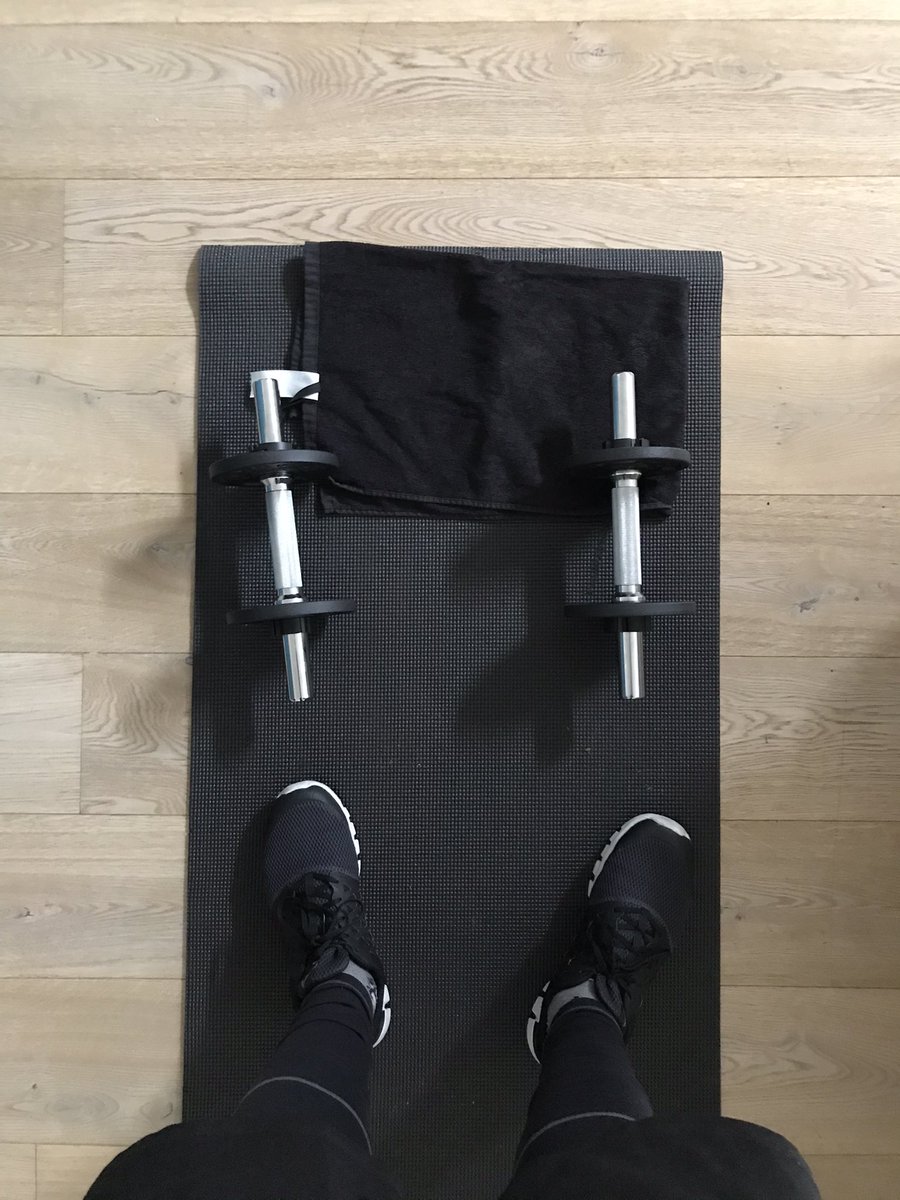 antoniosnts's tweet photo. ¡Loco me llamaron cuando compré las pesas hace dos semanas! Ahora me han cerrado los gimnasios. 💪 #morningroutine https://t.co/VylkTvaZdb