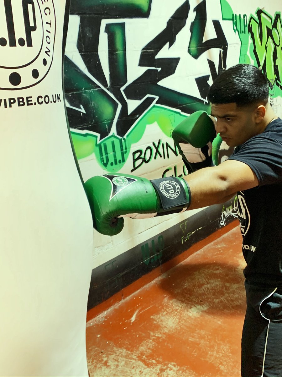The Bellator boxing glove provides comfort and support in unique army green leather, making you stand out on training days
#BOX #TRAINING #BOXERCISE #VIP #BOXING https://t.co/tdYHacYJw0
