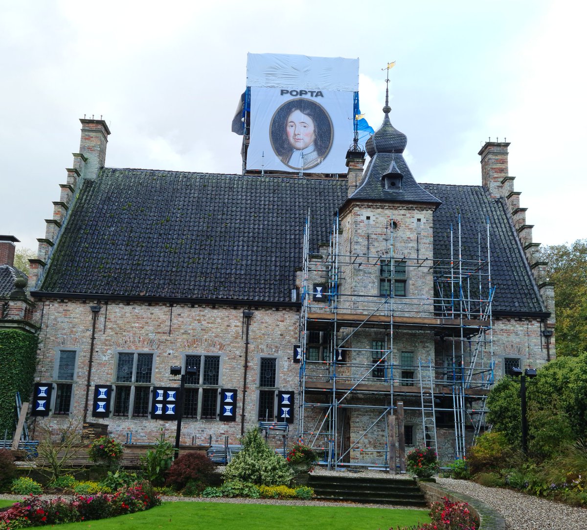 Wegens #restauratie werkzaamheden is de toren van het poptaslot ingepakt en voorzien van een mooie foto van Henricus Popta. #marsum