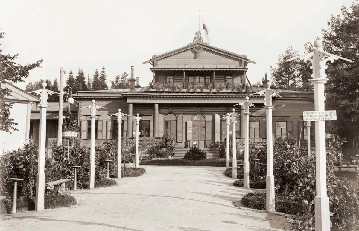 arkhlikbez's tweet image. Смотрите, как интересно оформлялись дореволюционные парки. Особенно умиляет надпись на правом столбе «Покорнейше просят цветов не рвать, по газонам не ходить и собак не водить». Сад Симанова, Екатеринбург.