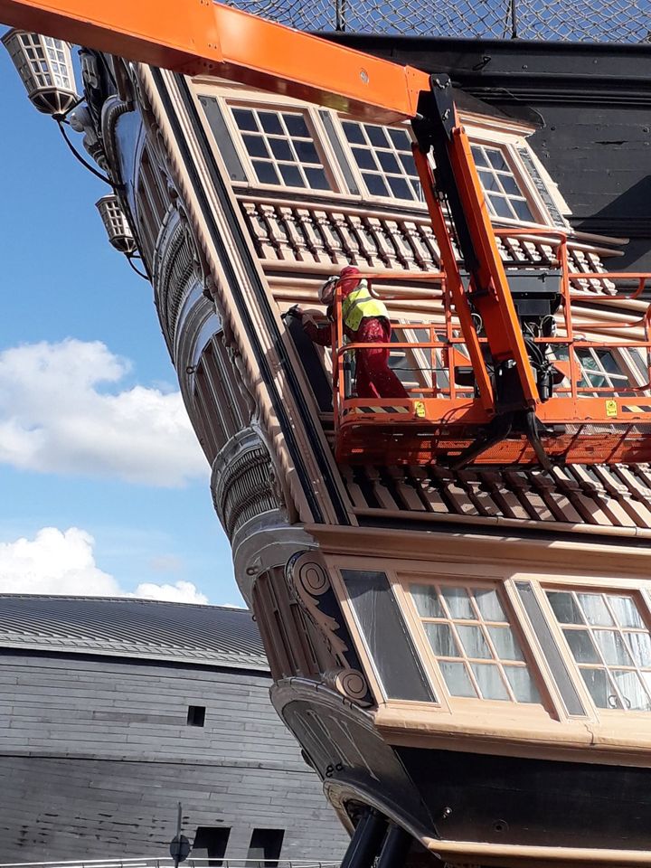 Have you ever wondered how we paint some of the ships in our collection? Well here's HMS Victory during her bi-annual side painting, the team has just moved onto the gallery carved details which contains some 200 windows and pilasters. 

#NMRN <a href="/PHDockyard/">Portsmouth Historic Dockyard</a>
